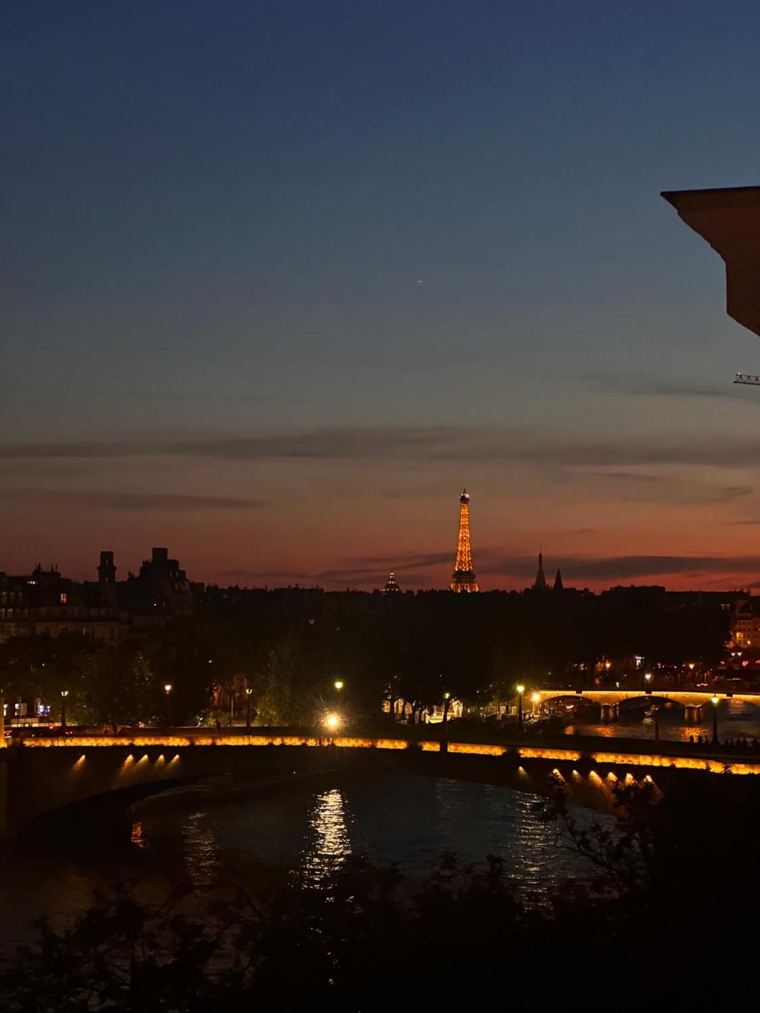 Elegant Artistic Flat On The Seine River * Parijs