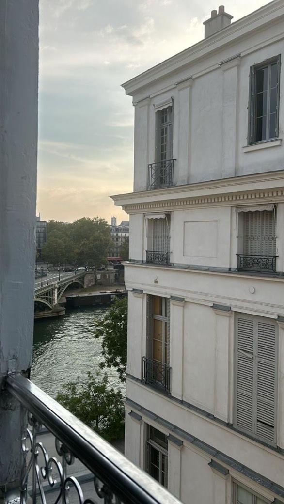 Elegant Artistic Flat On The Seine River Appartement