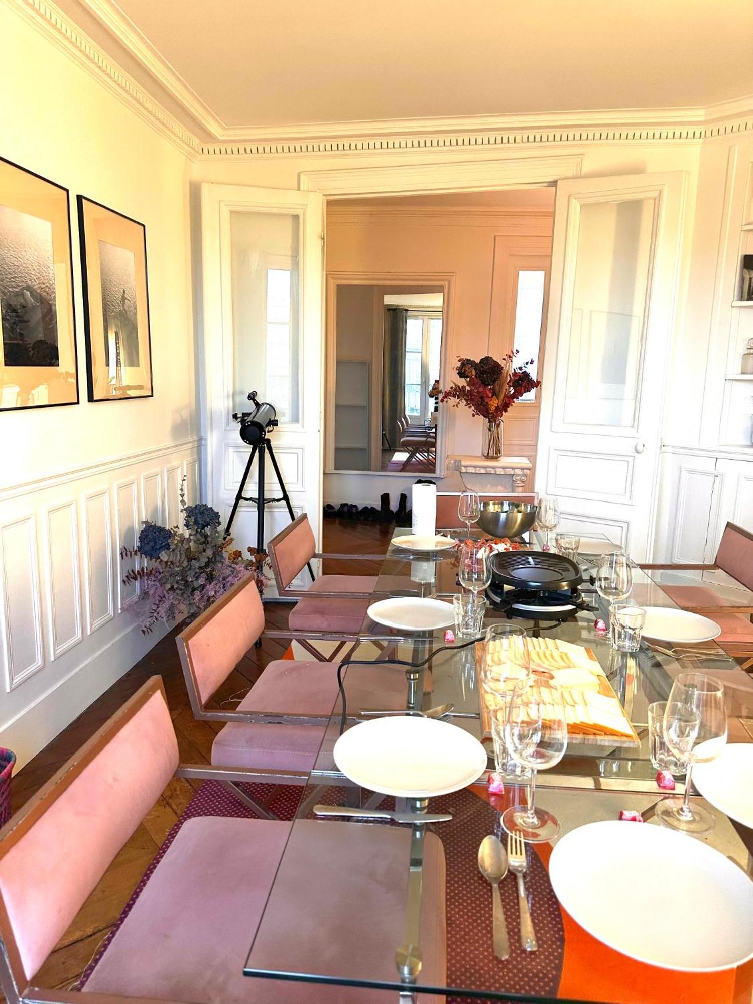 Elegant Artistic Flat On The Seine River * Parijs