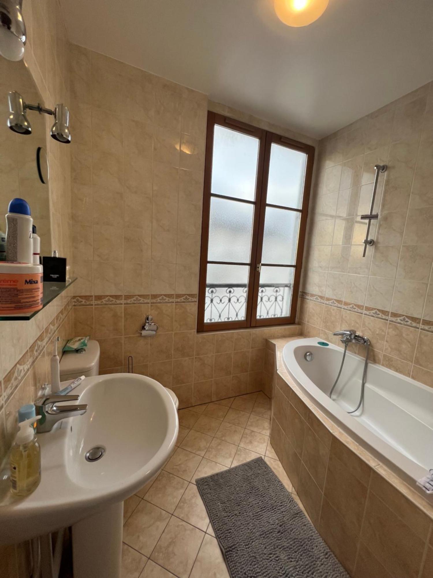 Elegant Artistic Flat On The Seine River * Parijs